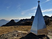 84 Piramide stilizzata a ricordo del vescovo di Bergamo Amadei, amante della montagna
